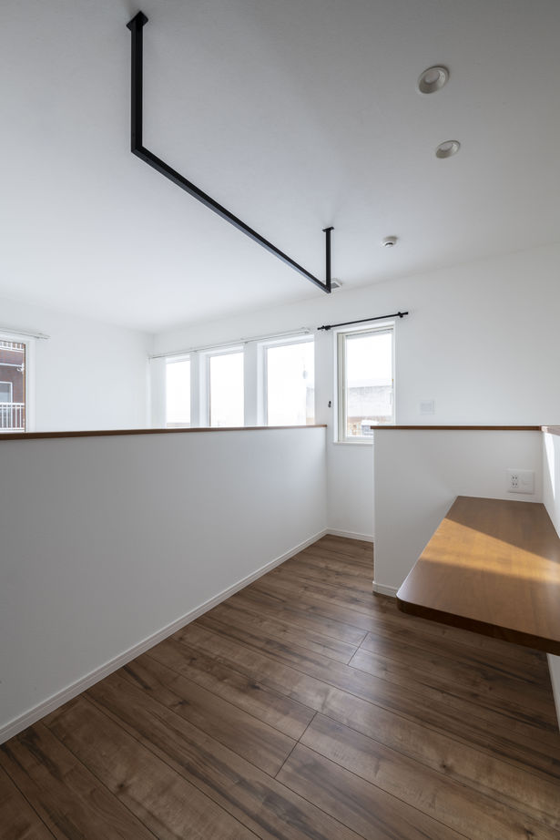 maida koumuten 【小樽市/3000万円台/間取り】大きな吹き抜けとたくさんの窓から陽光が差し込む、ぬくもりのある住まいの建築実例画像4