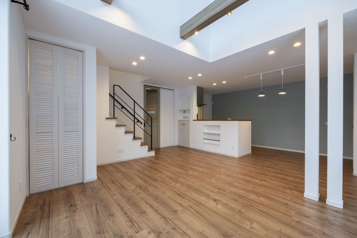 maida koumuten 【小樽市/3000万円台/間取り】大きな吹き抜けとたくさんの窓から陽光が差し込む、ぬくもりのある住まいの建築実例画像5