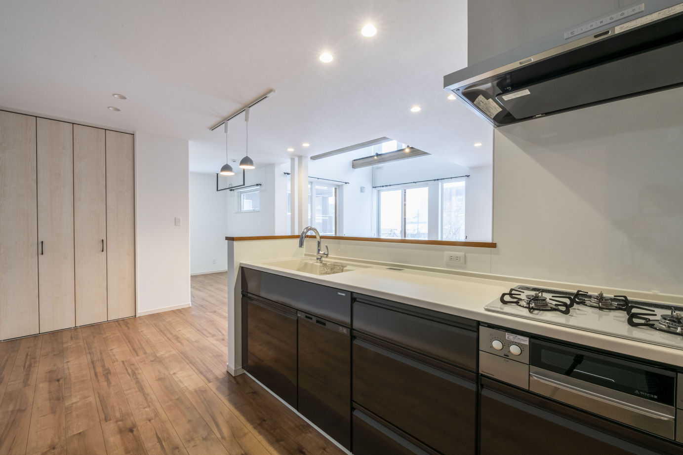 maida koumuten 【小樽市/3000万円台/間取り】大きな吹き抜けとたくさんの窓から陽光が差し込む、ぬくもりのある住まいの建築実例画像6