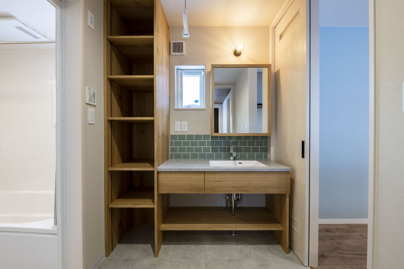 maida koumuten 【小樽市/3000万円台/間取り】大きな吹き抜けとたくさんの窓から陽光が差し込む、ぬくもりのある住まいの建築実例画像7