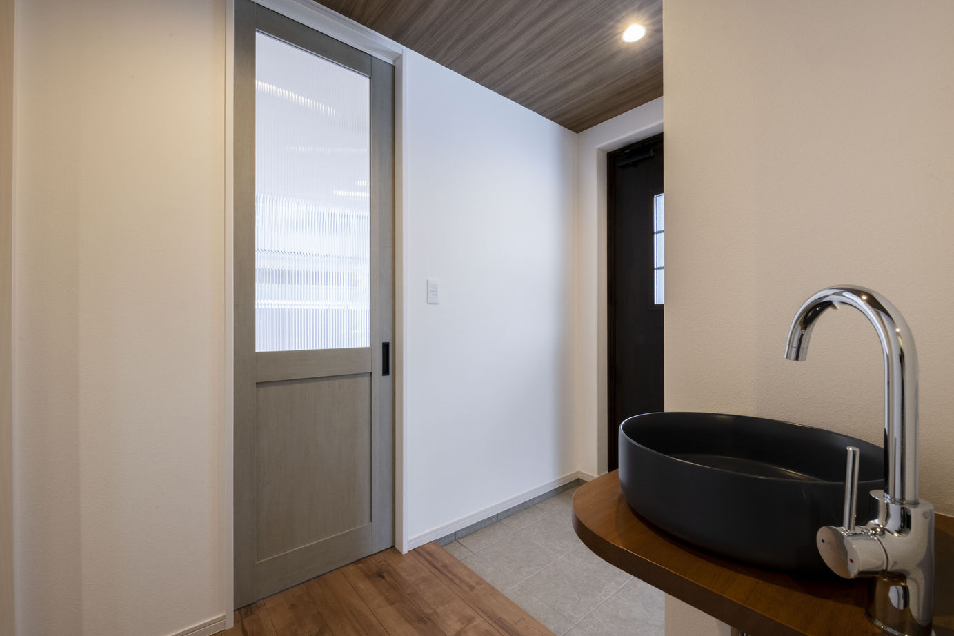 maida koumuten 【小樽市/3000万円台/間取り】大きな吹き抜けとたくさんの窓から陽光が差し込む、ぬくもりのある住まいの建築実例画像9