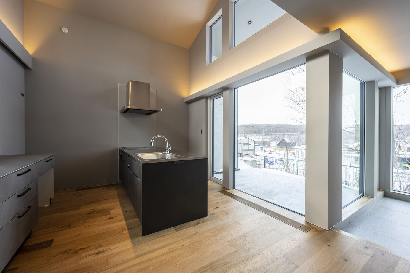 maida koumuten 【札幌市/全館空調】見晴らしのよい高台に佇む、景色に溶け込む住まいの建築実例画像4