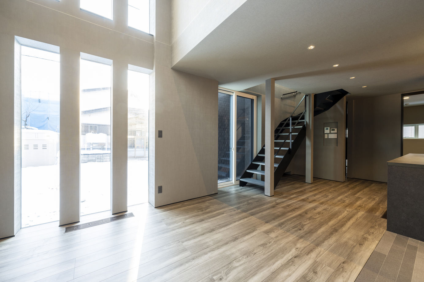 maida koumuten 【札幌市/ダクトレス全館空調/3000万円台】お洒落なアイランドキッチン。ホテルライクな寛ぎ感ある住まいの建築実例画像2