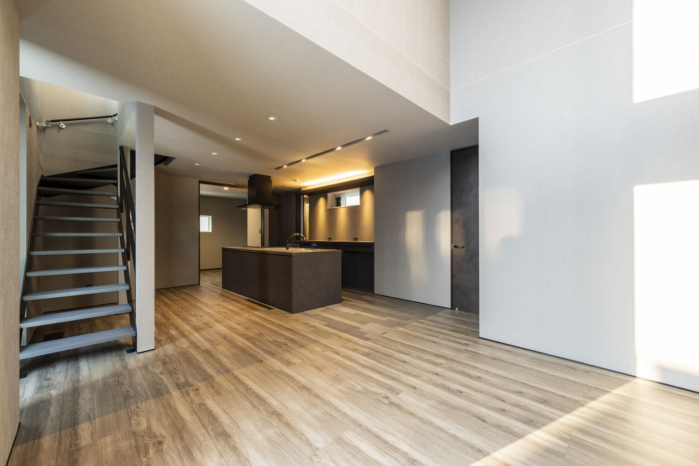 maida koumuten 【札幌市/ダクトレス全館空調/3000万円台】お洒落なアイランドキッチン。ホテルライクな寛ぎ感ある住まいの建築実例画像6