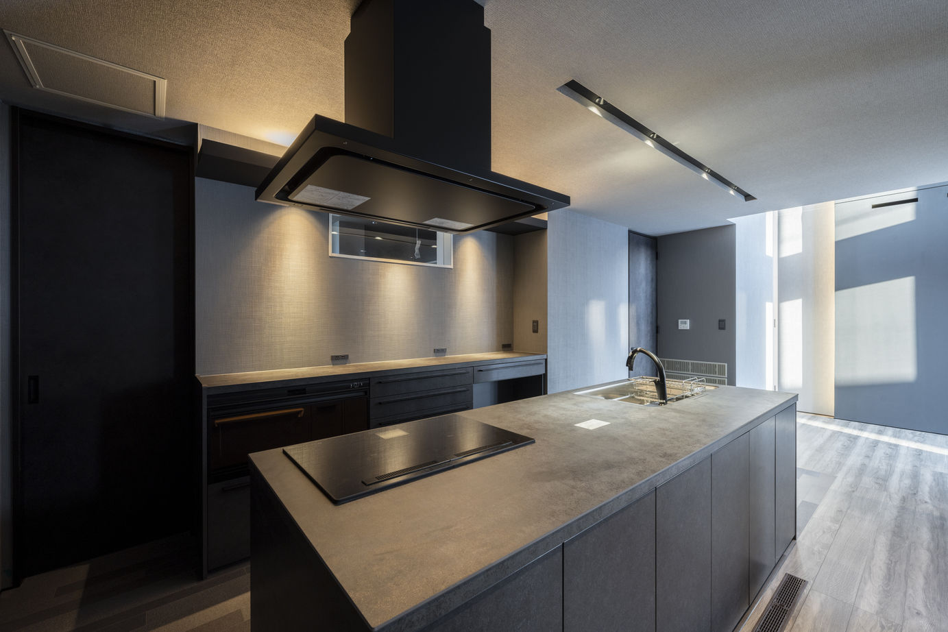 maida koumuten 【札幌市/ダクトレス全館空調/3000万円台】お洒落なアイランドキッチン。ホテルライクな寛ぎ感ある住まいの建築実例画像9