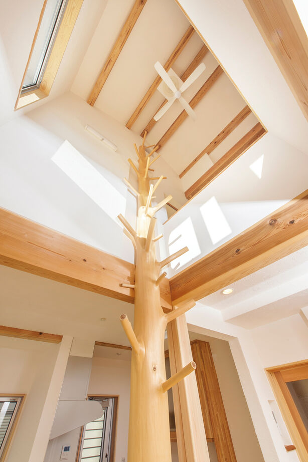 陽の木ホーム 【3000万円台/28坪/大黒柱/自然素材】枝を伝って登れる天然木の柱を真ん中に、ワクワクと子育てを楽しむ家の建築実例画像2