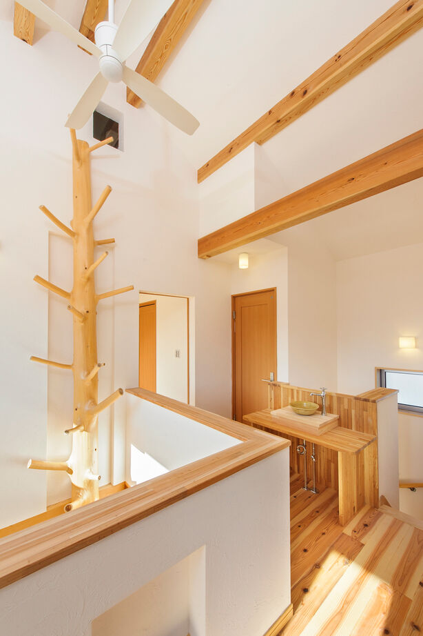 陽の木ホーム 【3000万円台/28坪/大黒柱/自然素材】枝を伝って登れる天然木の柱を真ん中に、ワクワクと子育てを楽しむ家の建築実例画像5