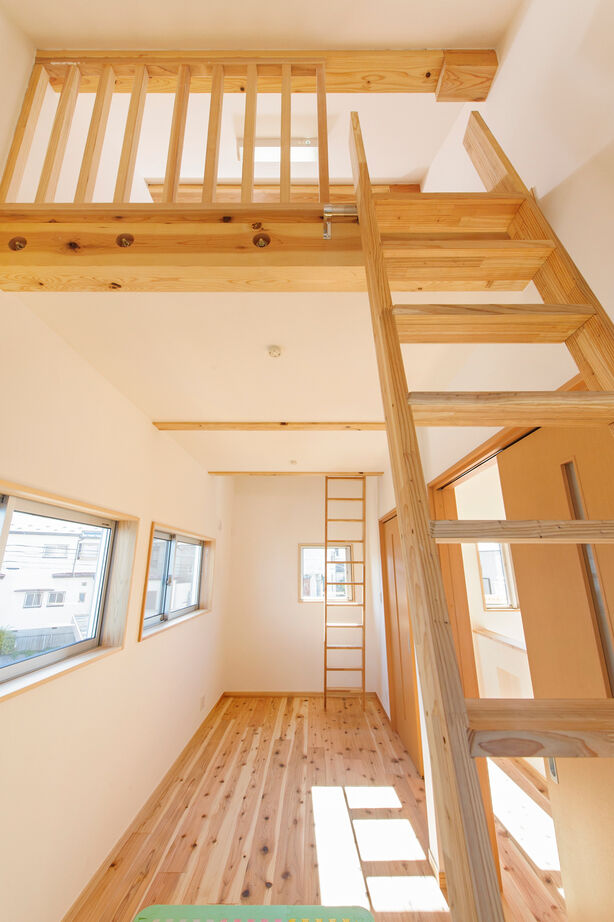 陽の木ホーム 【3000万円台/28坪/大黒柱/自然素材】枝を伝って登れる天然木の柱を真ん中に、ワクワクと子育てを楽しむ家の建築実例画像6