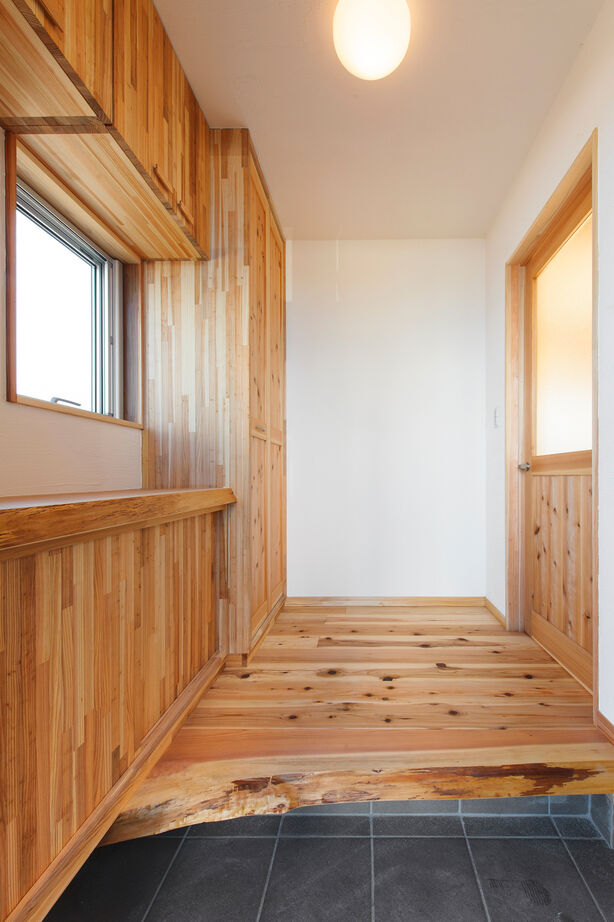 陽の木ホーム 【3000万円台/28坪/大黒柱/自然素材】枝を伝って登れる天然木の柱を真ん中に、ワクワクと子育てを楽しむ家の建築実例画像10