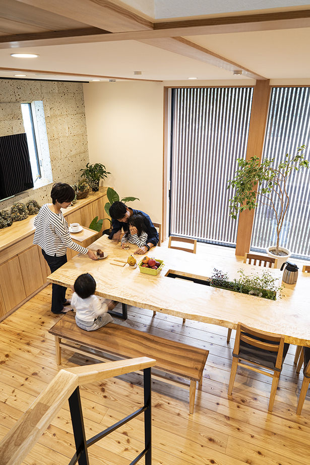 ひのき乃工房　ムクヤホーム 【30坪台/間取り/ビルトインガレージ/吹き抜け】カラマツの無垢材が温かみのある空間をつくるの建築実例画像2