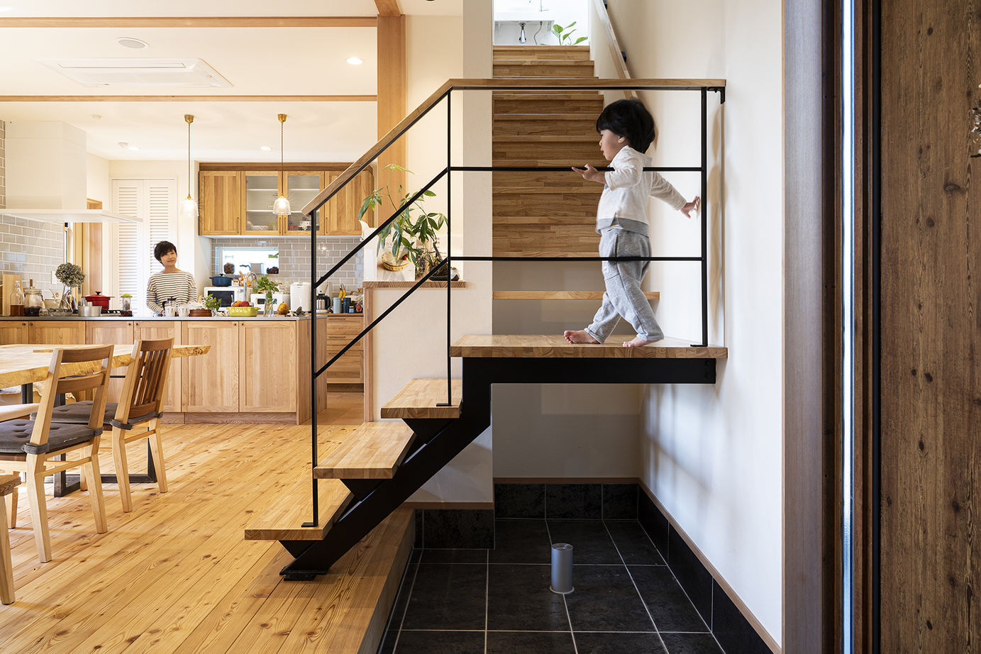 ひのき乃工房　ムクヤホーム 【30坪台/間取り/ビルトインガレージ/吹き抜け】カラマツの無垢材が温かみのある空間をつくるの建築実例画像3