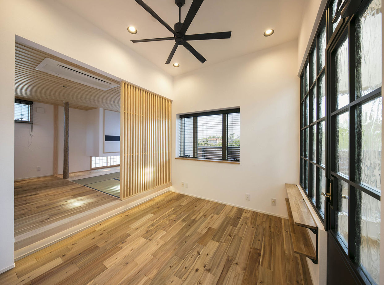 ひのき乃工房　ムクヤホーム 【30坪台/間取り/ビルトインガレージ/吹き抜け】カラマツの無垢材が温かみのある空間をつくるの建築実例画像9