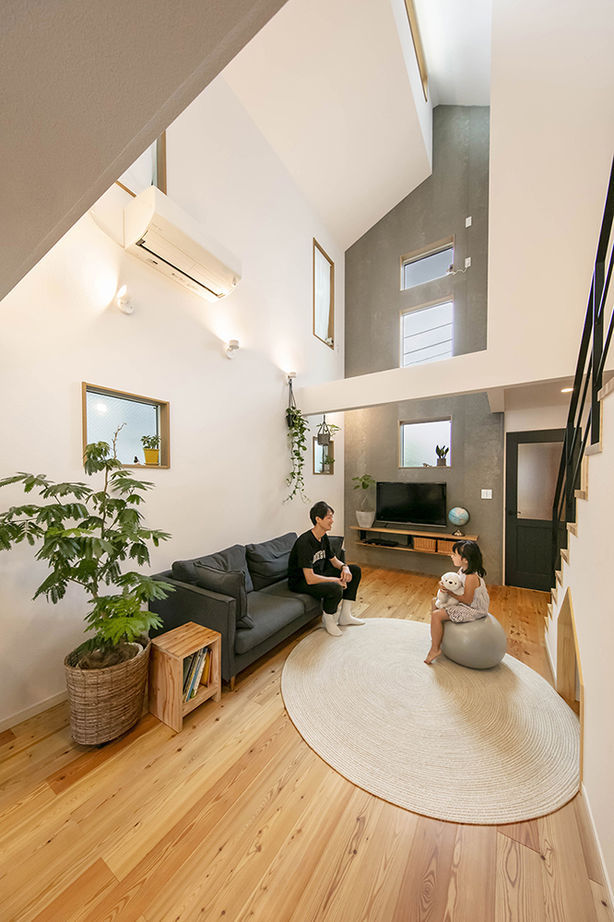 ひのき乃工房　ムクヤホーム 【2000万円台/20坪台/間取り/狭小/ウッドデッキ】高さ5.5mの吹き抜けの解放感と自然素材が心地よい注文住宅の建築実例画像