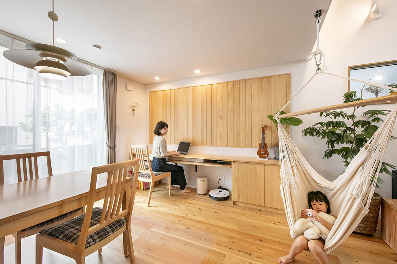 ひのき乃工房　ムクヤホーム 【2000万円台/20坪台/間取り/狭小/ウッドデッキ】高さ5.5mの吹き抜けの解放感と自然素材が心地よい注文住宅の建築実例画像3