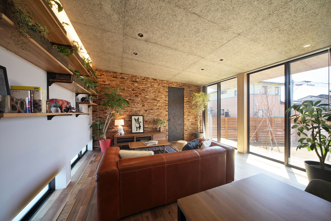 アサヒアレックス 【2620万円】多彩な素材を活かした家。コントラストが美しく、リゾートで過ごすような安らぎを演出の建築実例画像2