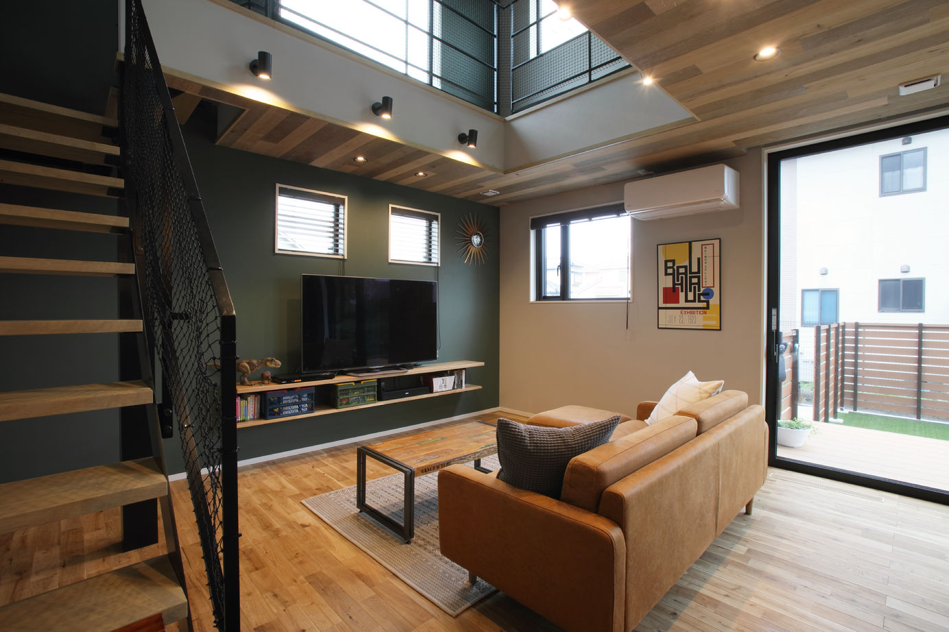 アサヒアレックス 【35.9坪｜3LDK】屋久島杉の映えるアメリカンヴィンテージな住まいの建築実例画像2