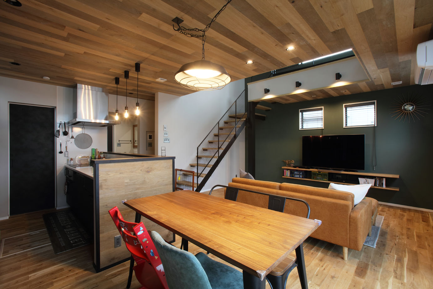 アサヒアレックス 【35.9坪｜3LDK】屋久島杉の映えるアメリカンヴィンテージな住まいの建築実例画像4