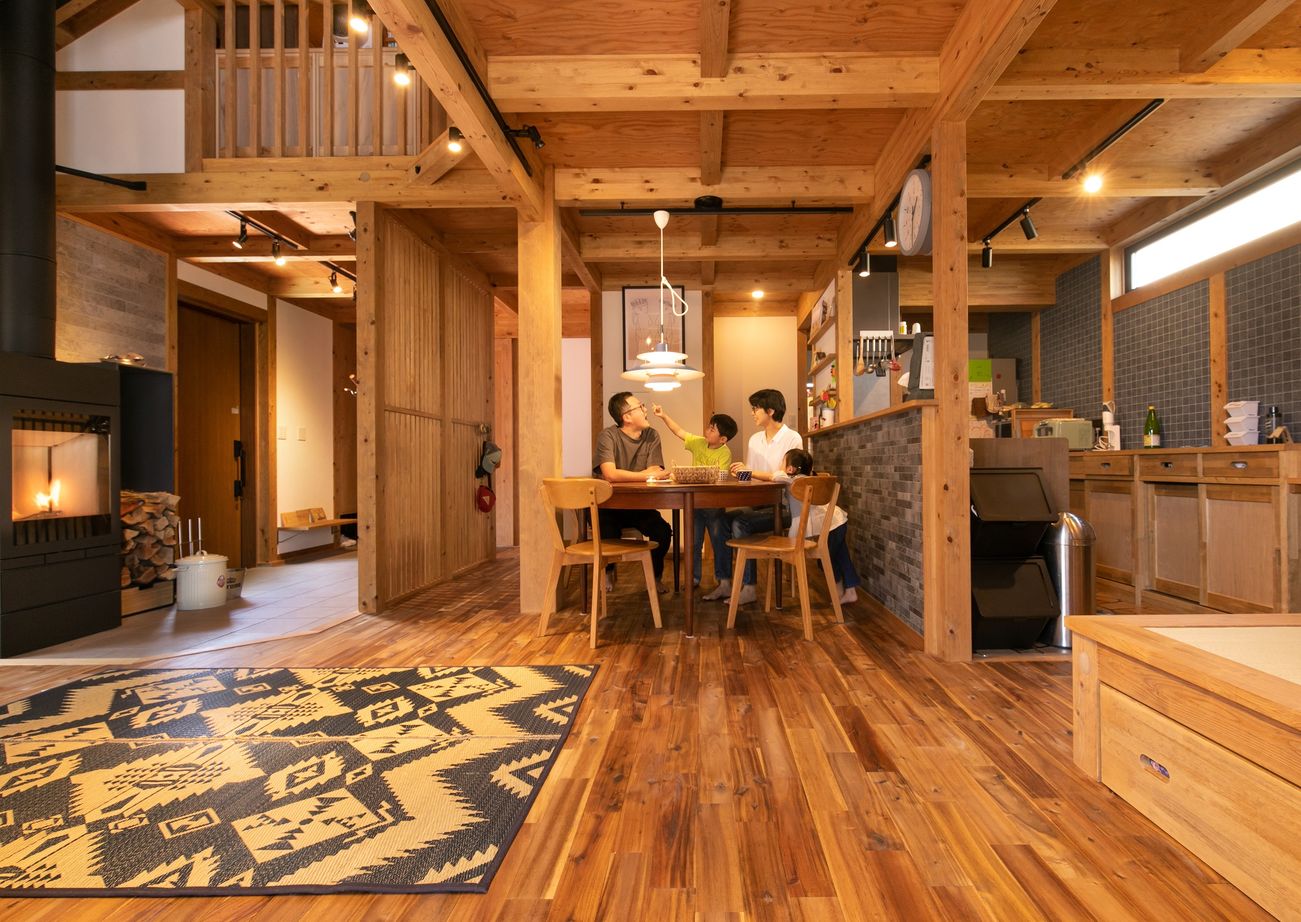 綿半林業 【2000万円台前半/36坪/薪ストーブ/無垢材】家族でおうちキャンプが楽しめる念願の薪ストーブが似合う家の建築実例画像1