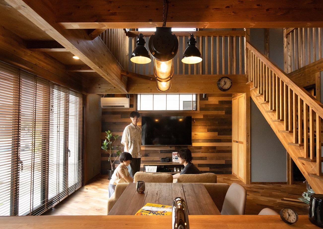 綿半林業 【1900万円/無垢材/103m2】カッコよくて暮らしやすいブルックリンスタイルの木の家の建築実例画像1