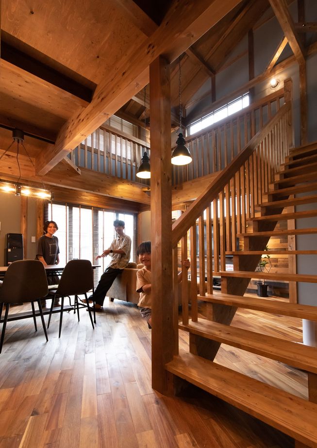綿半林業 【1900万円/無垢材/103m2】カッコよくて暮らしやすいブルックリンスタイルの木の家の建築実例画像2