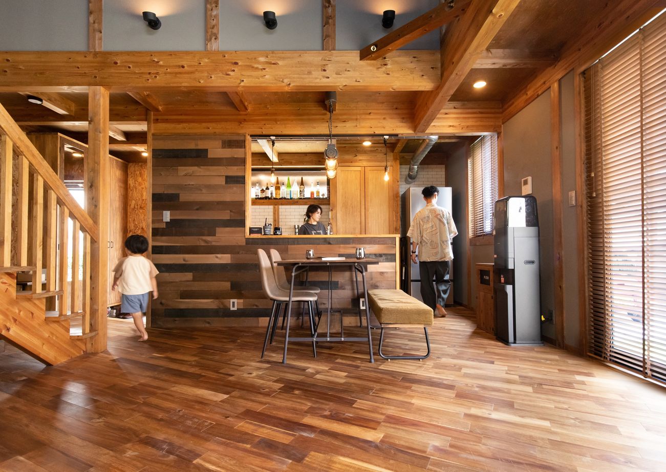 綿半林業 【1900万円/無垢材/103m2】カッコよくて暮らしやすいブルックリンスタイルの木の家の建築実例画像3