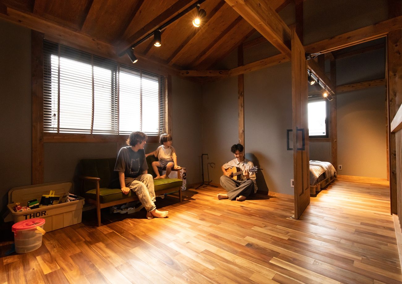 綿半林業 【1900万円/無垢材/103m2】カッコよくて暮らしやすいブルックリンスタイルの木の家の建築実例画像6