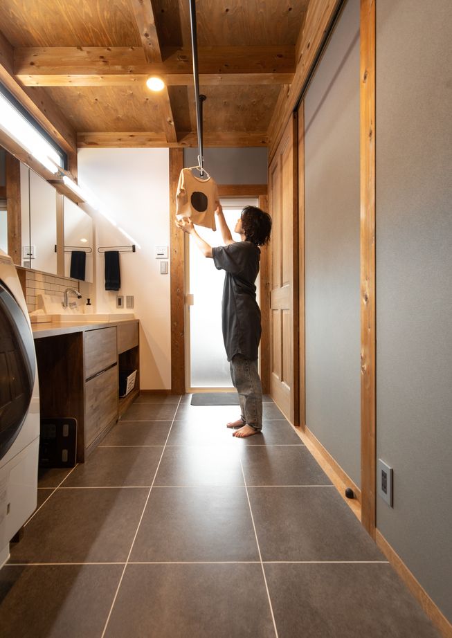 綿半林業 【1900万円/無垢材/103m2】カッコよくて暮らしやすいブルックリンスタイルの木の家の建築実例画像9