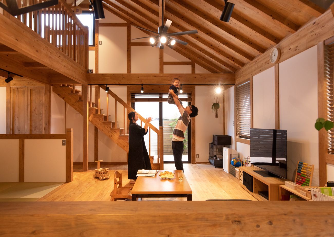 綿半林業 【1668万円/ひのき/動線】子育て&家事ラクとともに将来の暮らしまで考えた1.5階建ての平屋風の建築実例画像