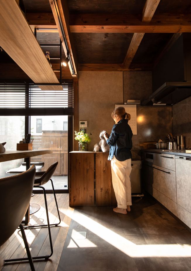 綿半林業 【30坪/土間/仕事部屋】広い土間とアトリエ風キッチンがおしゃれなひのきの家の建築実例画像2