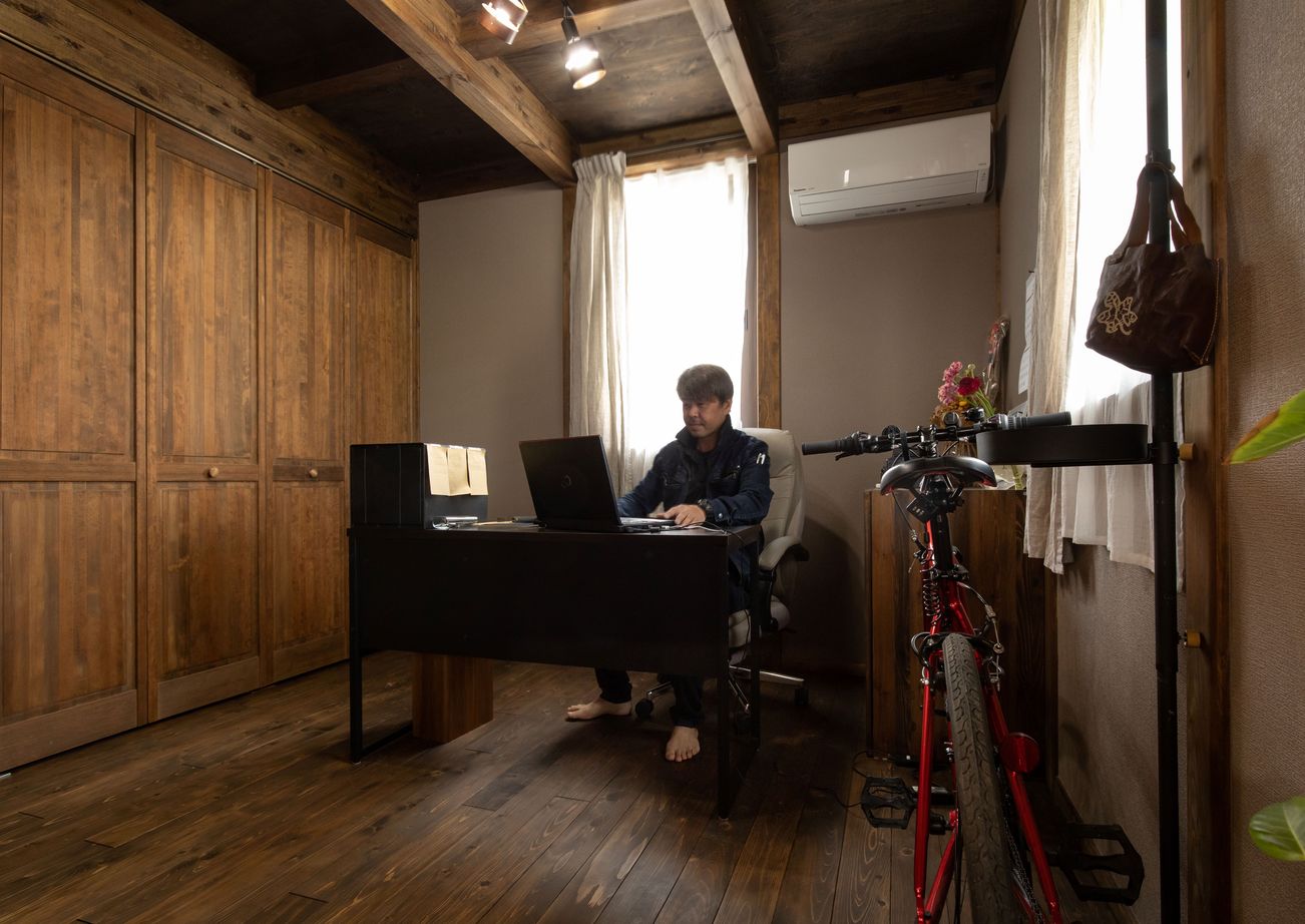 綿半林業 【30坪/土間/仕事部屋】広い土間とアトリエ風キッチンがおしゃれなひのきの家の建築実例画像3