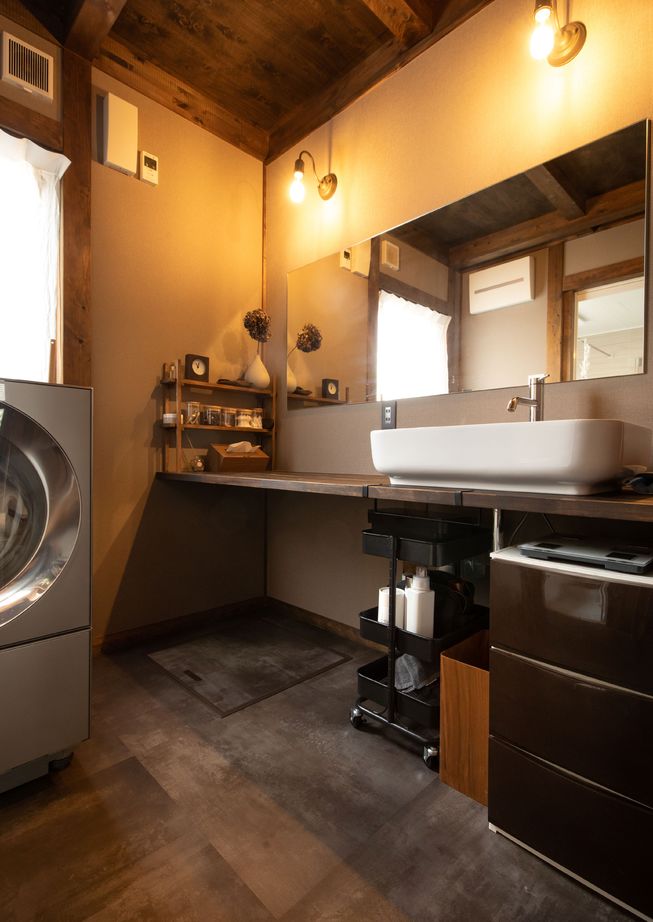 綿半林業 【30坪/土間/仕事部屋】広い土間とアトリエ風キッチンがおしゃれなひのきの家の建築実例画像7