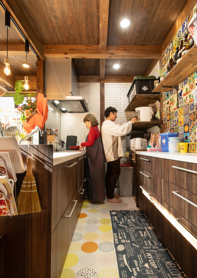 綿半林業 [29.9坪/タイル/小上がり]イロドリ空間に心躍るカラフルポップなひのきの家の建築実例画像4