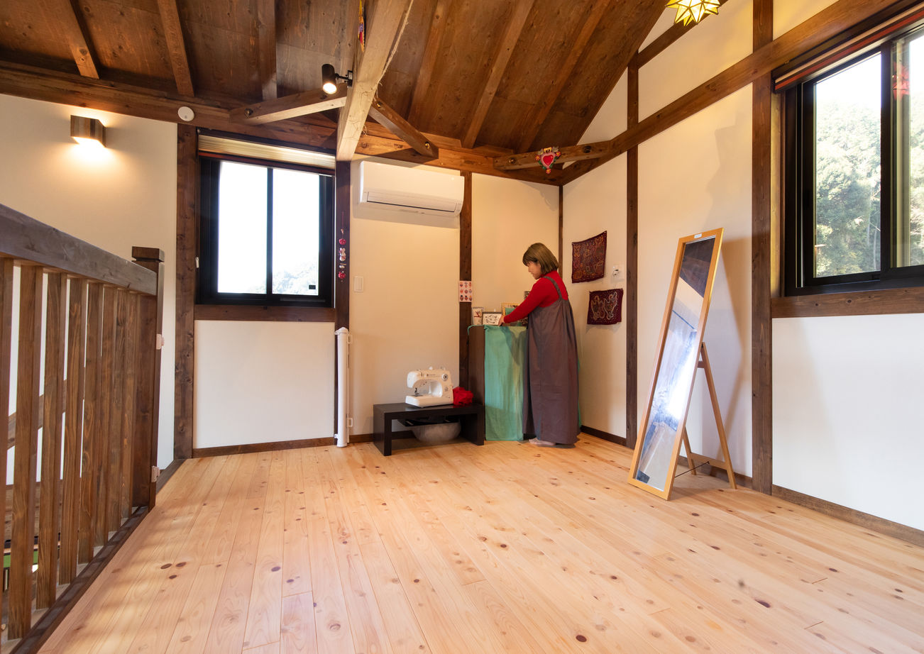 綿半林業 [29.9坪/タイル/小上がり]イロドリ空間に心躍るカラフルポップなひのきの家の建築実例画像7