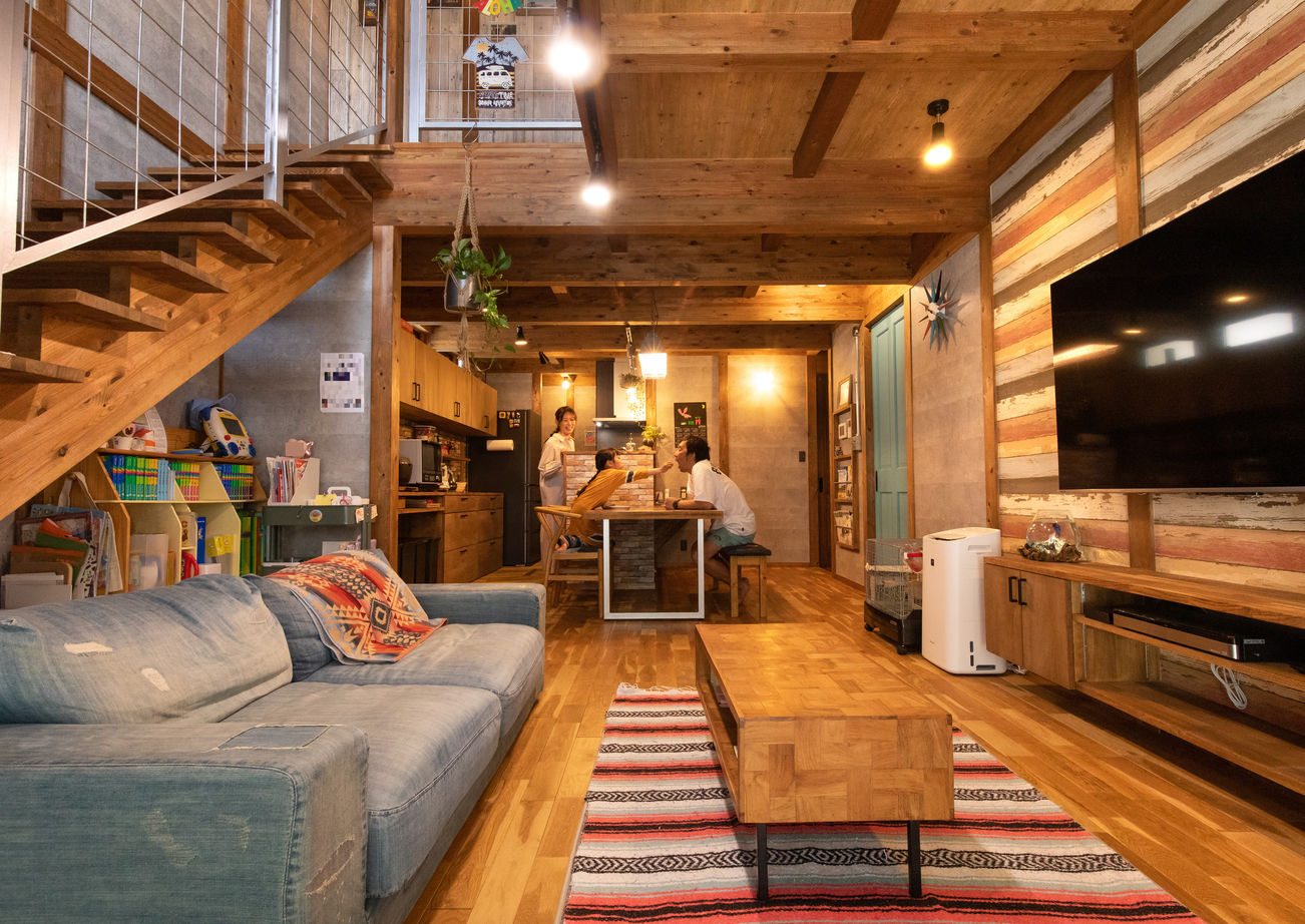 綿半林業 [36.9坪/1980万円/土間収納]アウトドア大好き家族のアメリカンポップなひのきの家の建築実例画像1