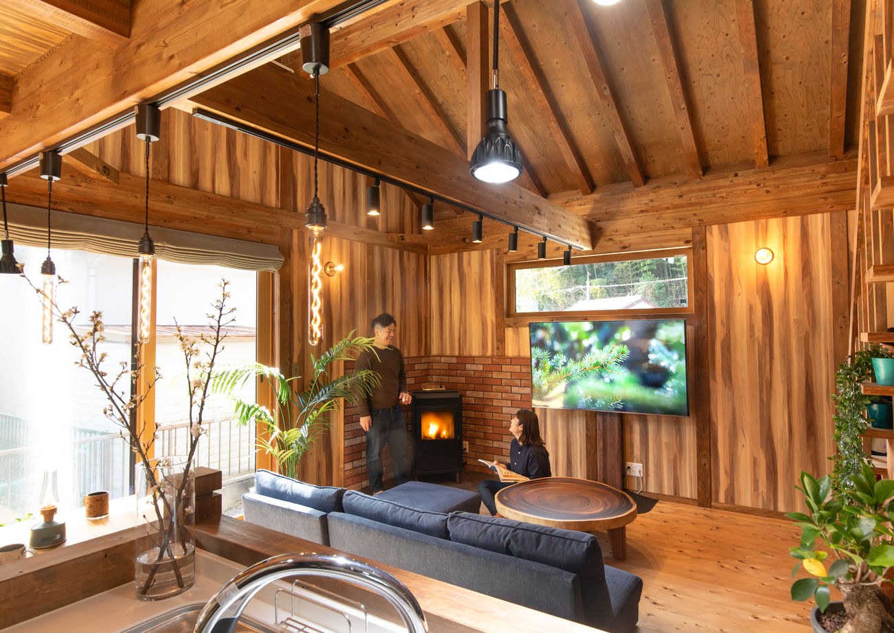 綿半林業 【1930万円/ひのき/家事動線/ペット】森林浴できるリビングのある山小屋風のひのきの家の建築実例画像1