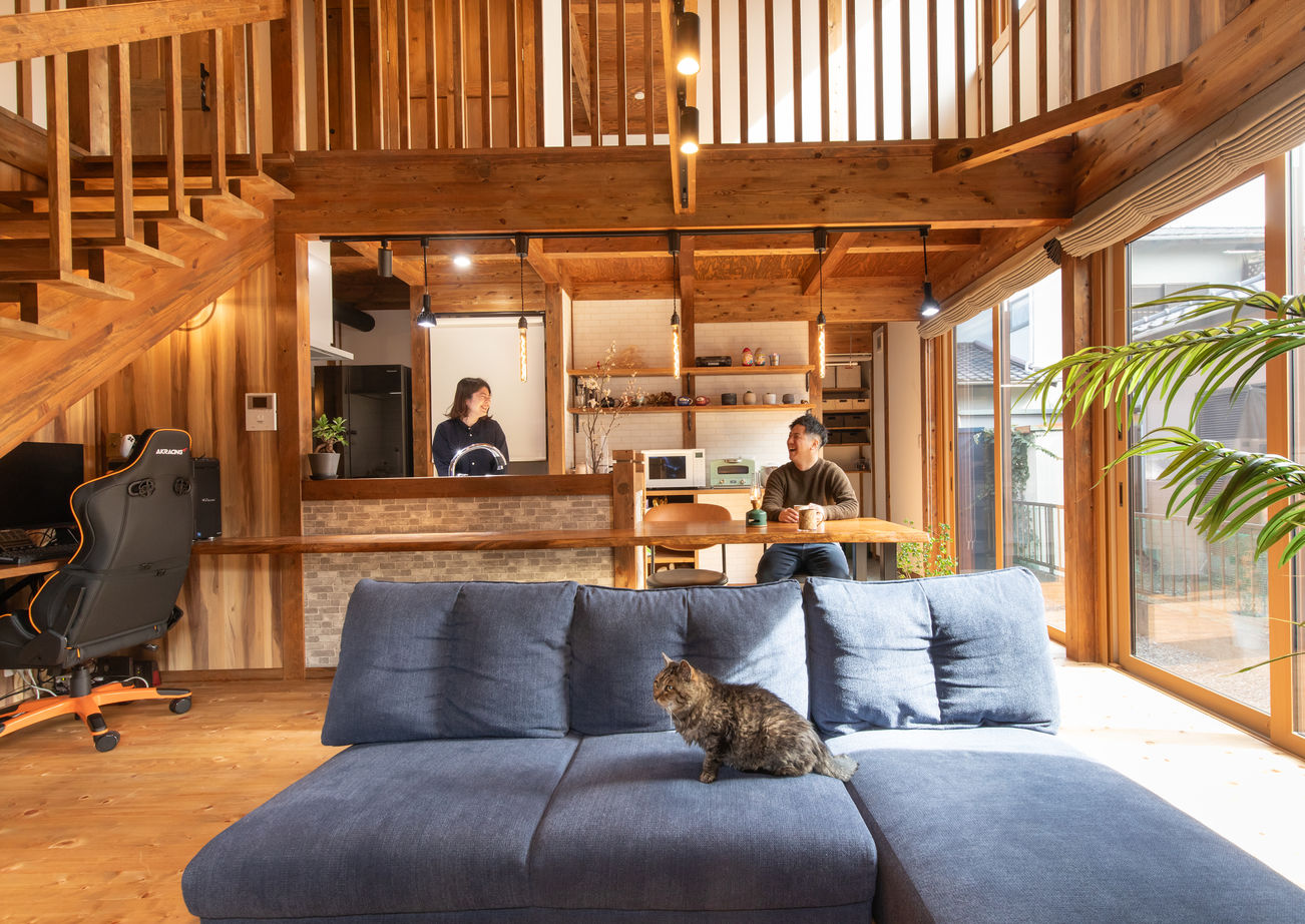 綿半林業 【1930万円/ひのき/家事動線/ペット】森林浴できるリビングのある山小屋風のひのきの家の建築実例画像2