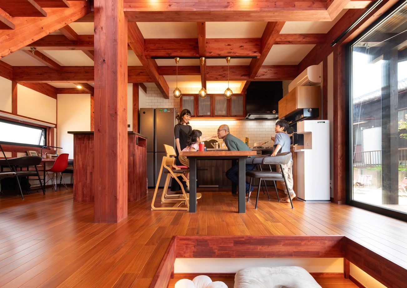 綿半林業 【2500万円台/29坪/ダウンフロアリビング/子育て】家事ラク動線や秘密基地で快適と楽しさが両立した木の家の建築実例画像1