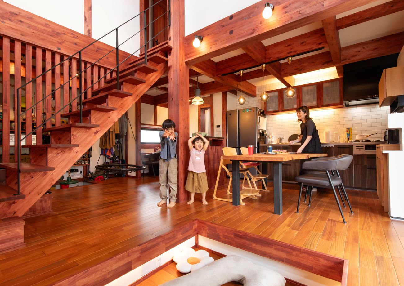 綿半林業 【2500万円台/29坪/ダウンフロアリビング/子育て】家事ラク動線や秘密基地で快適と楽しさが両立した木の家の建築実例画像2