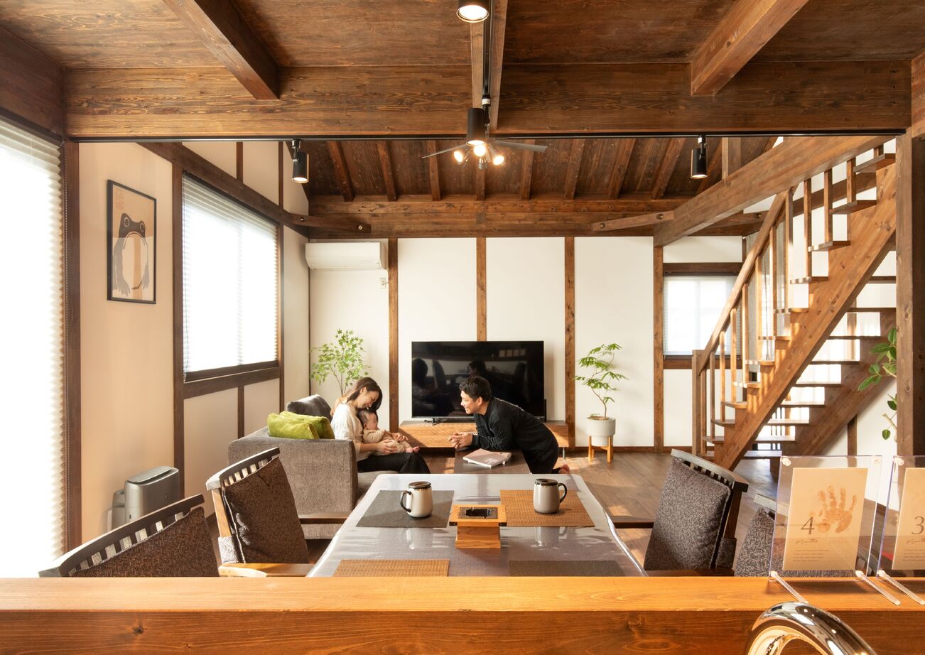 綿半林業 【1724万円/36坪/ひのき/子育て】人を呼ぶのが楽しみになる癒しの古民家風ひのきの家の建築実例画像2