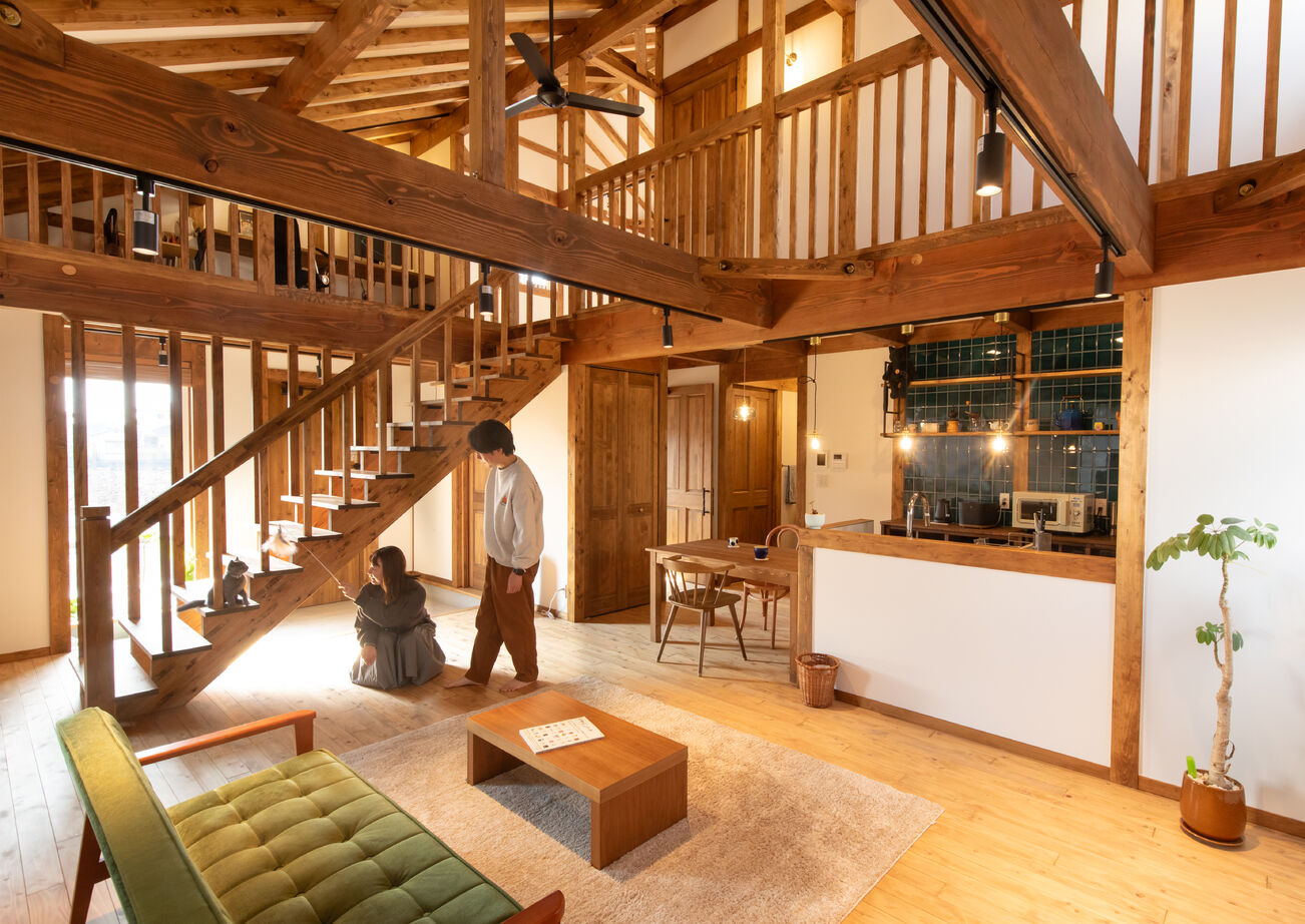 綿半林業 【2000万円台/ペット/ひのき】人も猫も心地いい大空間が広がる古民家風ひのきの家の建築実例画像1