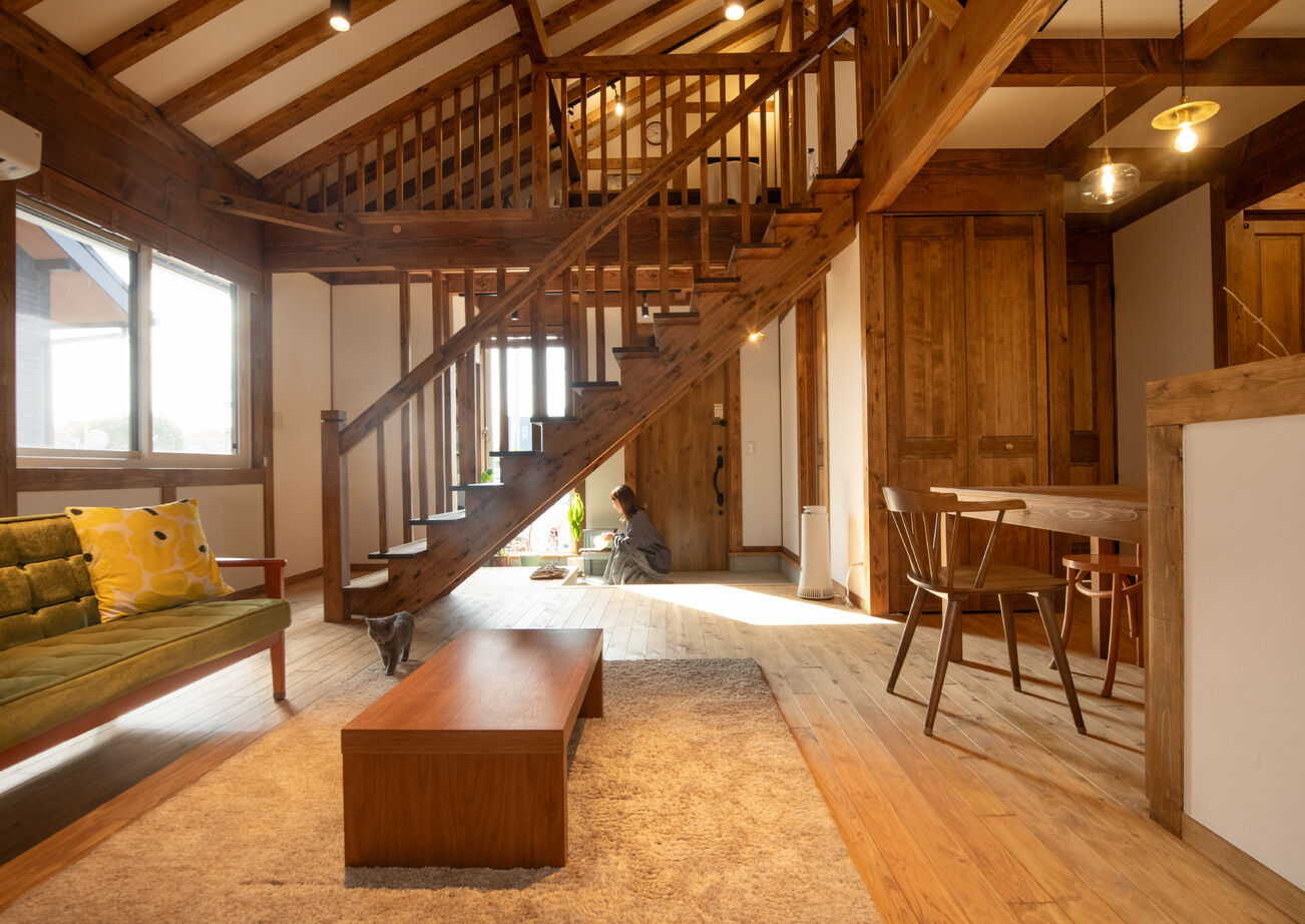 綿半林業 【2000万円台/ペット/ひのき】人も猫も心地いい大空間が広がる古民家風ひのきの家の建築実例画像2