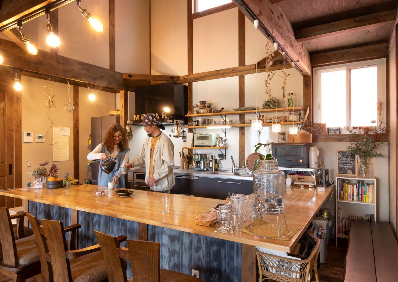 綿半林業 【2400万円/子育て/家事動線/吹抜け】ログハウスと古民家のイイトコドリした木の家の建築実例画像3