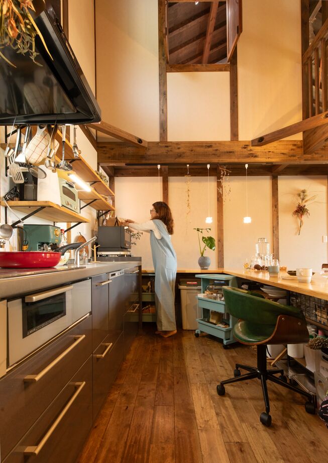 綿半林業 【2400万円/子育て/家事動線/吹抜け】ログハウスと古民家のイイトコドリした木の家の建築実例画像4