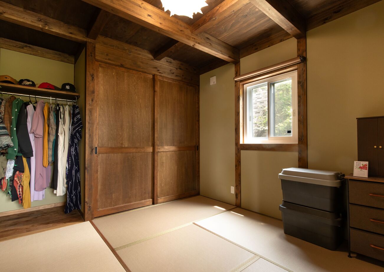 綿半林業 【2400万円/子育て/家事動線/吹抜け】ログハウスと古民家のイイトコドリした木の家の建築実例画像5