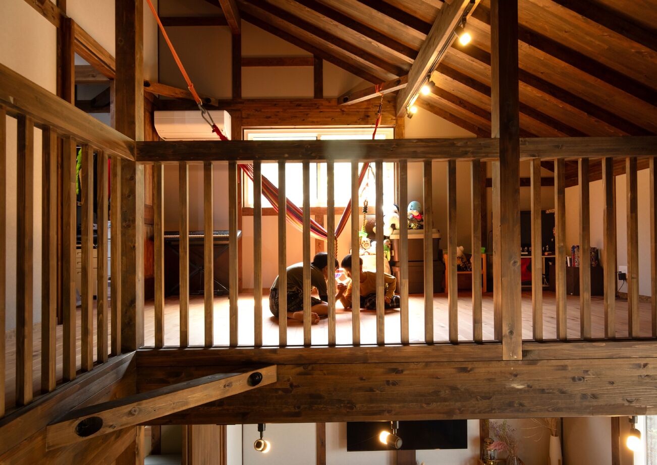 綿半林業 【2400万円/子育て/家事動線/吹抜け】ログハウスと古民家のイイトコドリした木の家の建築実例画像8