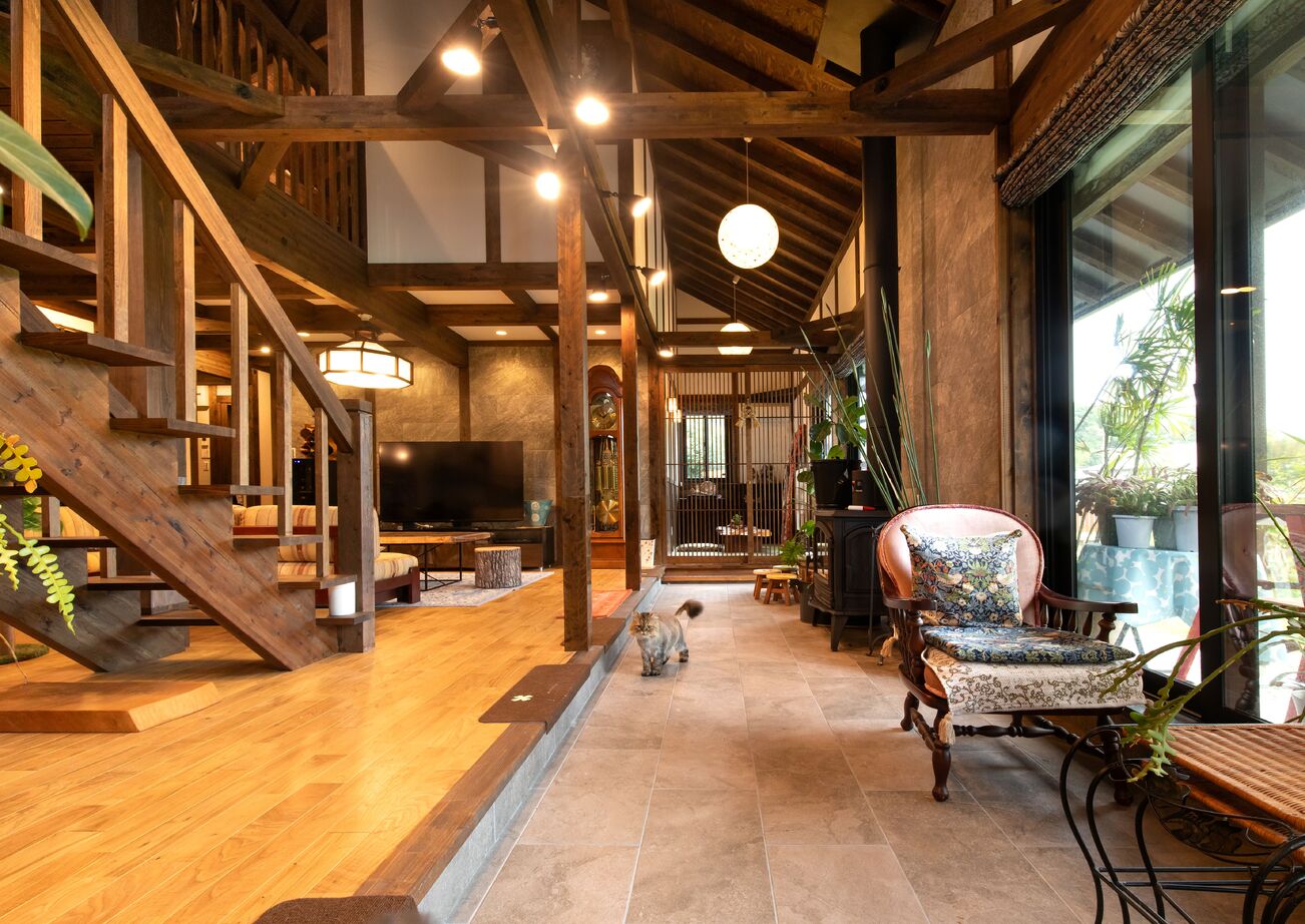 綿半林業 【土間/ペット/薪ストーブ】家族とペットがひとつになる和モダン旅館風ひのきの家の建築実例画像1