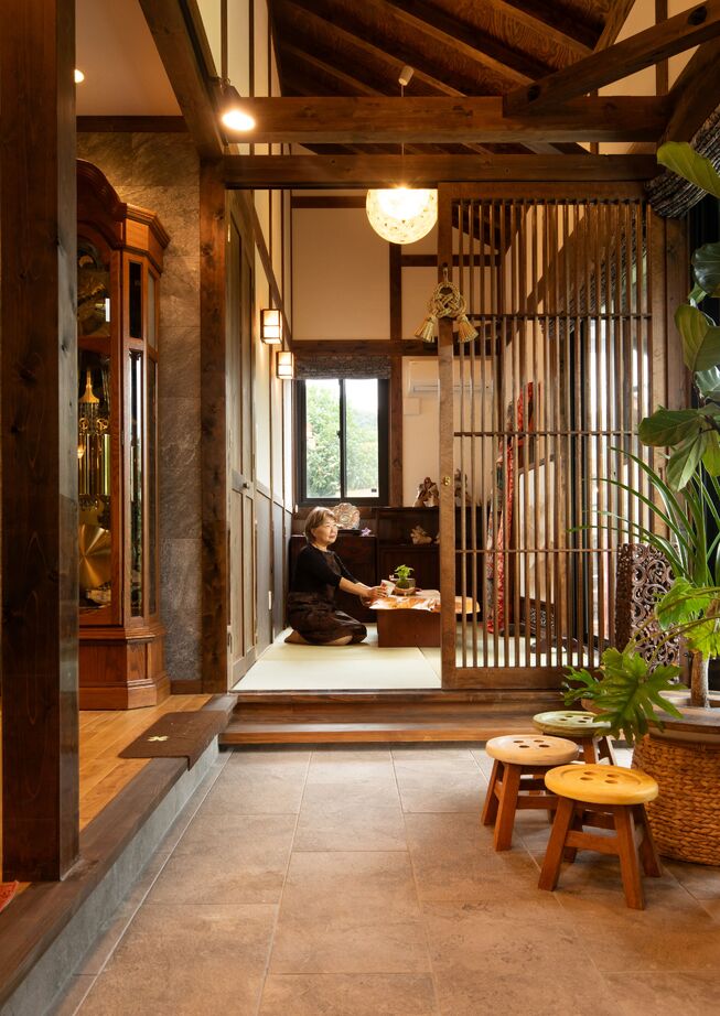 綿半林業 【土間/ペット/薪ストーブ】家族とペットがひとつになる和モダン旅館風ひのきの家の建築実例画像5