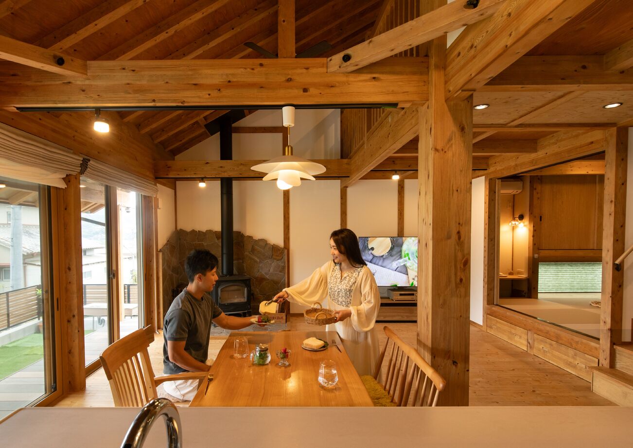 綿半林業 【ロフト/薪ストーブ/北欧風/ひのき】「ヒュッゲ」な暮らしを叶える宝箱のようなロッジ風の家の建築実例画像2