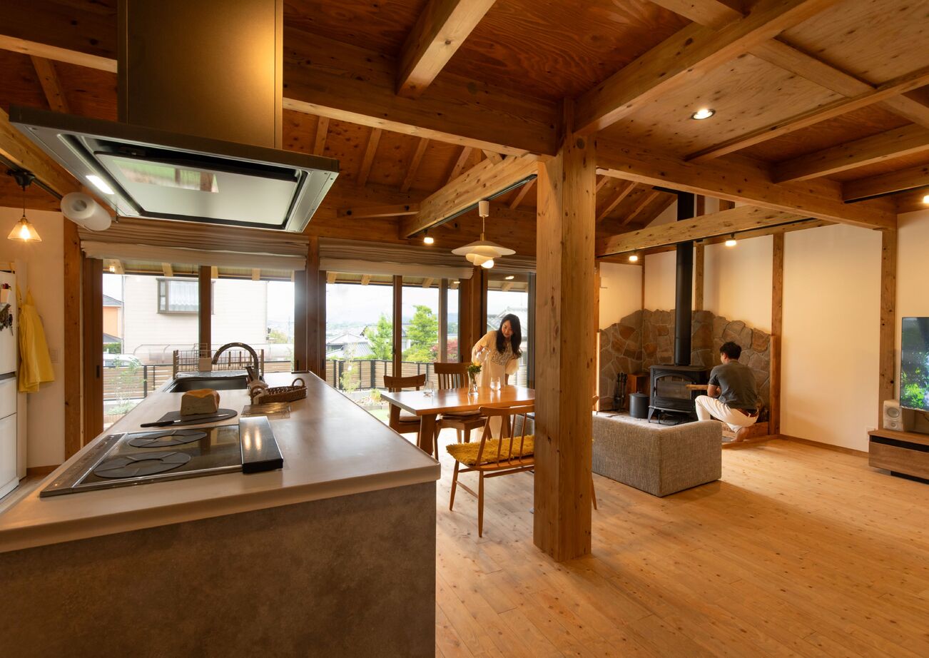 綿半林業 【ロフト/薪ストーブ/北欧風/ひのき】「ヒュッゲ」な暮らしを叶える宝箱のようなロッジ風の家の建築実例画像3