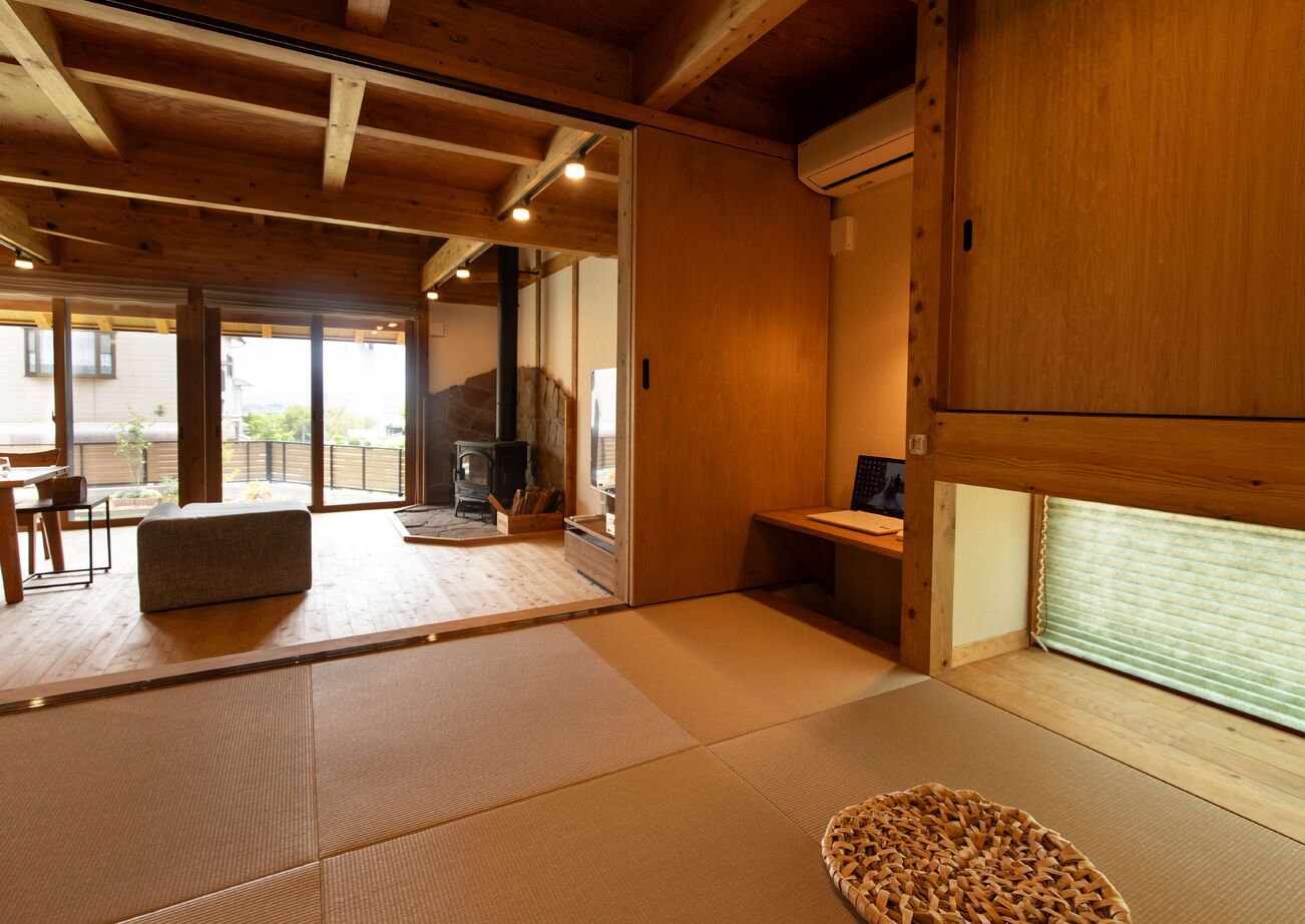 綿半林業 【ロフト/薪ストーブ/北欧風/ひのき】「ヒュッゲ」な暮らしを叶える宝箱のようなロッジ風の家の建築実例画像7